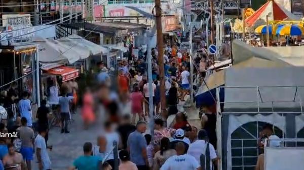 Momentul în care mai mulţi bărbaţi îşi împart pumni şi picioare pe o alee din Eforie. N-au ţinut cont de copiii din jur