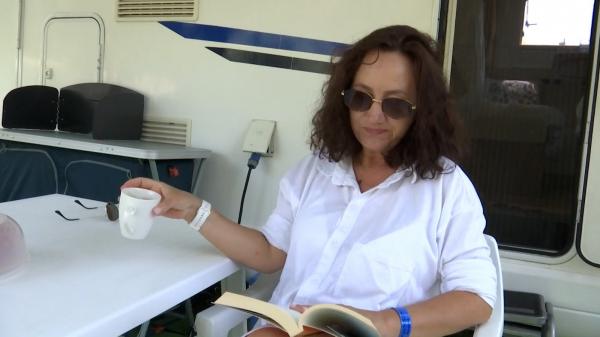 Mihaela merge la mare în fiecare an, dar n-a mai dat bani pe hotel de decenii. Cum reuşeşte: "Ne simţim ca acasă"