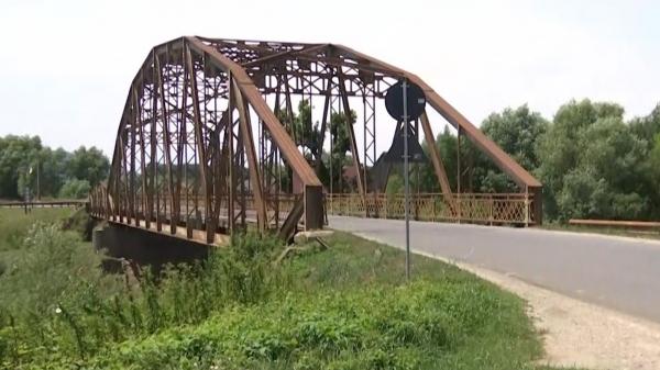 Pod metalic peste râul Olt, vechi de peste un secol, pericol pentru şoferi. Elementele pe care se sprijină sunt în stare de degradare extremă