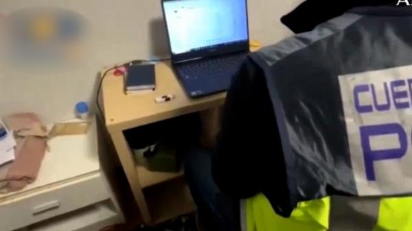 Trei hackeri, hoţi de pui. Au spart o bază de date a unei companii din Olanda ca să fure 78 de tone de carne congelată