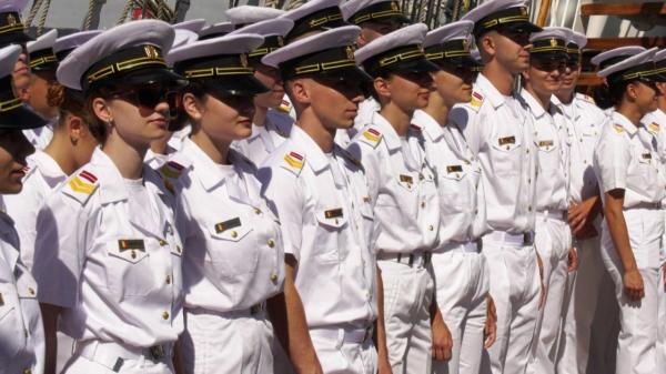 100 de studenţi au plecat cu Bricul Mircea pentru marşul de instrucţie. Momentul în care îşi iau la revedere de la familie