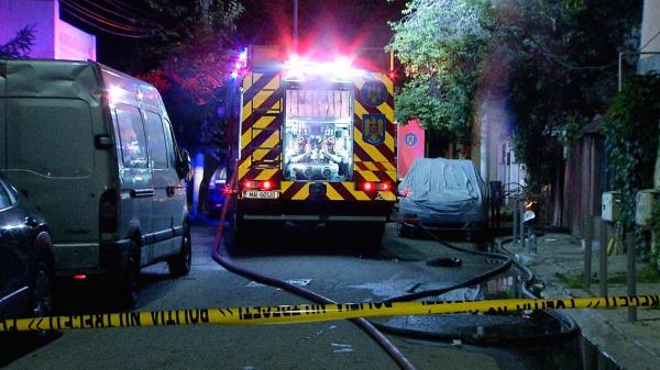Incendiu în Capitală. Patru case din Sectorul 4 au fost distruse de flăcări, oamenii au ieşit disperaţi în stradă: "Am crezut că e vis"