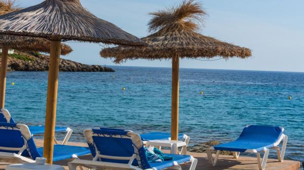 Cât costă un şezlong pe o plajă din Eforie Nord. Preţuri mai mari pe litoral de la 1 iulie