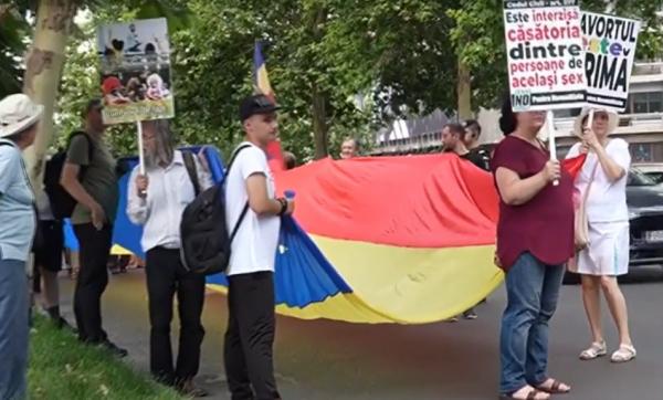 Marşul Normalităţii. Zeci de participanţi în haine tradiţionale, cu icoane şi steaguri tricolore se îndreaptă spre Patriarhia Română