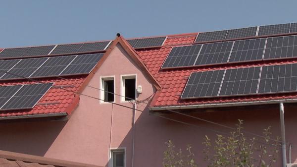 Prosumatorii, obligați să-și monteze instalații de stocare a energiei până în 2027. Ce riscă dacă nu-și instalează bateriile