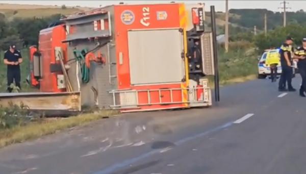 O maşină de pompieri aflată în misiune s-a răsturnat după impactul cu un TIR, în Vaslui. Doi pompieri au ajuns în stare gravă la spital