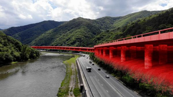 Veşti proaste pentru turiştii care vor să plece în Bulgaria sau Grecia în această vară. Pe podul Giurgiu-Ruse se opreşte circulaţia pe o bandă