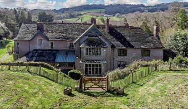 Conac pentru burlaci, scos la licitație pentru aproape 1,9 milioane de euro. Cum arată vila "bântuită" din Țara Galilor