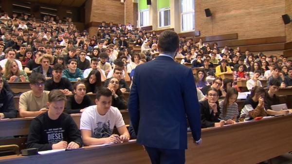 Licenţe pe bani la o universitate din Braşov. Un profesor ar fi cerut până la 2.500 de lei pentru a promova studenţi, între care şi poliţişti