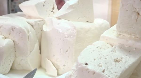 Cum diferenţiem brânza de casă de brânza din comerţ? La ce trebuie să fim atenţi atunci când vrem să cumpărăm