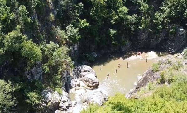 Spa-ul natural din mijlocul pădurii. Cascada Ciucaş, o oază de linişte ca un Paradis pierdut