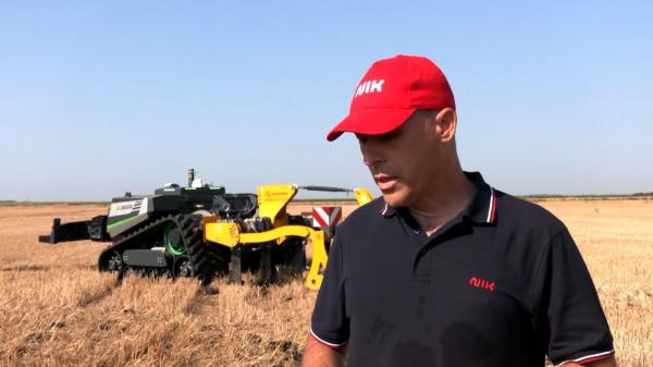 Un fermier din Timiş are un tractor unic în România, de 400.000 de euro. Vecinii s-au înghesuit să îl admire