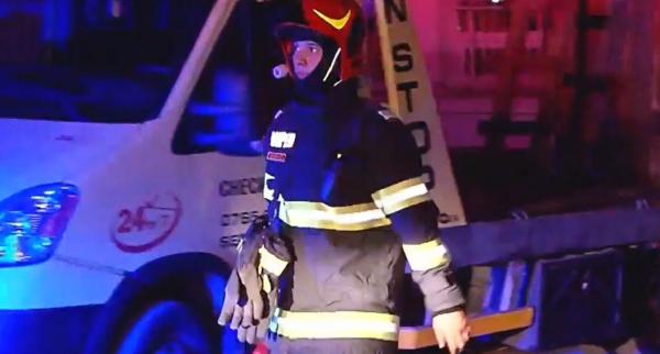 Maşină făcută scrum într-un incendiu izbucnit într-un service din Sectorul 3. Flăcările violente au pornit de la un scurtcircuit