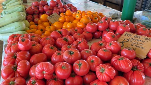 Metoda prin care alegem cele mai bune fructe şi legume din pieţe. Specialist: "Să vedem în primul rând luciul"