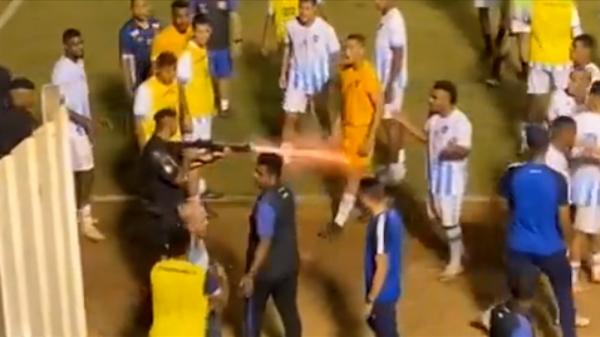 Fotbalist împuşcat în picior de un poliţist, în timpul unui meci în Brazilia