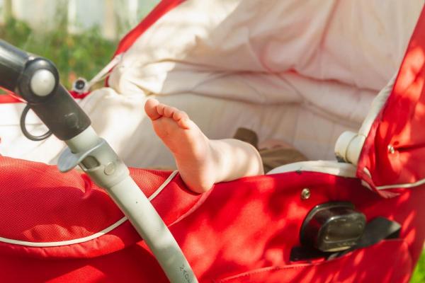 Cum poţi asigura siguranța bebeluşului în zilele caniculare. Cărucioarele acoperite pot reprezenta un pericol