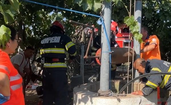 Bărbat salvat de pompieri după ce a căzut într-o fântână de 30 de metri adâncime, în Tulcea