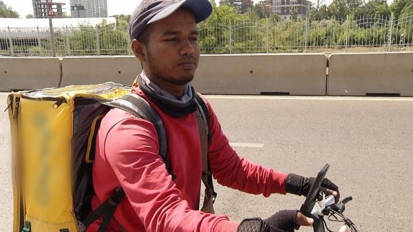Reacţia unui curier din Bangladesh care livrează mâncare pe 40 de grade în Bucureşti: "Îmi arde faţa"