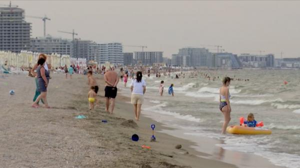 150.000 de turişti aşteptaţi la mare în acest sfârşit de săptămână. Temperaturile vor mai scădea, însă apa va fi la fel de caldă ca aerul în zona plajei