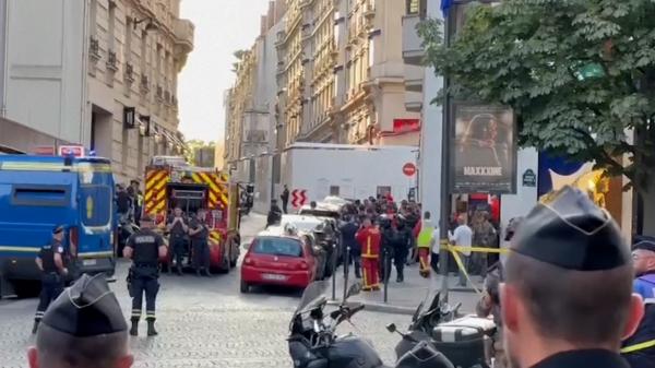 Polițist francez, înjunghiat de un bărbat nervos că a fost dat afară dintr-un magazin Louis Vuitton. Agresorul a fost împușcat de agenți