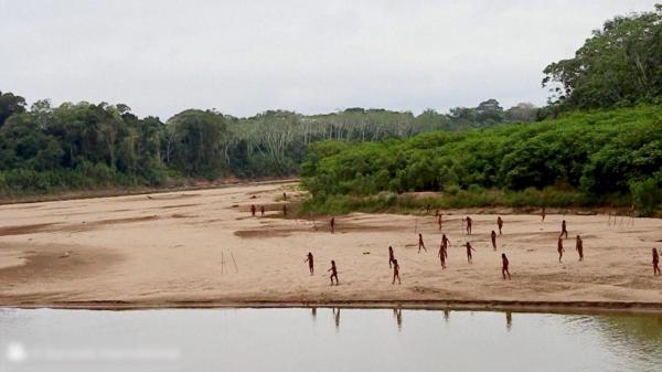 Imagini rare filmate în Peru: Peste 50 de membri ai unui trib izolat de lume, surprinşi pe o plajă