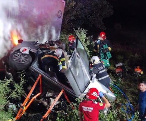 Accident teribil pe DN1. Un TIR a intrat violent într-o maşină: doi oameni au murit pe loc, alţi doi sunt în stare gravă