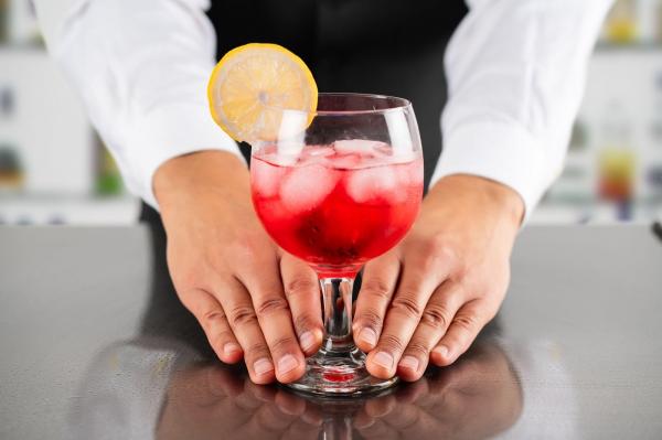 Vânzătorii şi chelnerii, obligaţi de lege să ceară buletinul înainte de a oferi alcool sau ţigări. Amenzi uriaşe pentru ei dacă nu fac asta