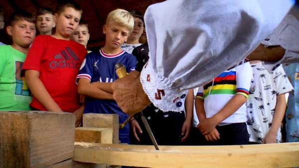 Experienţă unică la poalele munţilor Maramureş. Localnicii s-au transformat în ghizi pentru zeci de copii