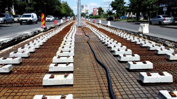 Se reiau lucrările la linia tramvaiului 5, pe datorie. Muncitorii au stat 2 săptămâni în concediu