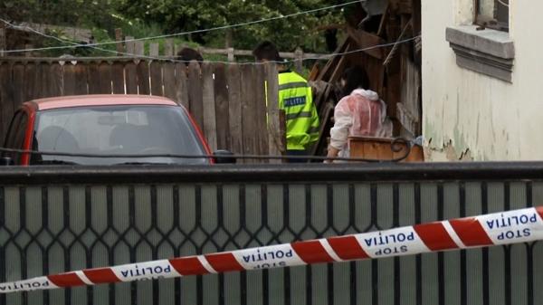Crimă oribilă în Buzău. Orbit de gelozie, şi-a ucis iubita cu un topor. Martor a fost copilul de 2 de ani al cuplului