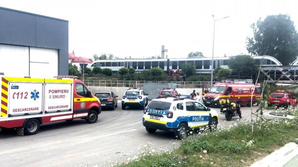 O clipă de neatenţie îi putea fi fatală. O femeie de 70 de ani a fost izbită de o locomotivă şi a ajuns sub roţile garniturii