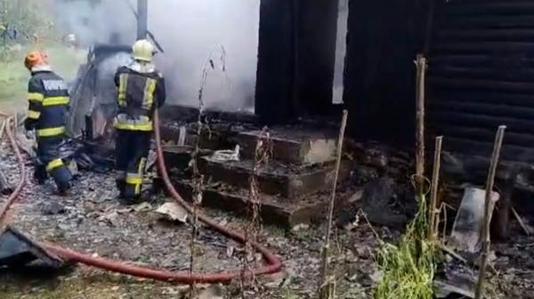 Familie rămasă pe drumuri, după un incendiu mistuitor în Văleni-Stânişoara. Din casă a mai rămas doar scrum, după o flacără uitată la aragaz