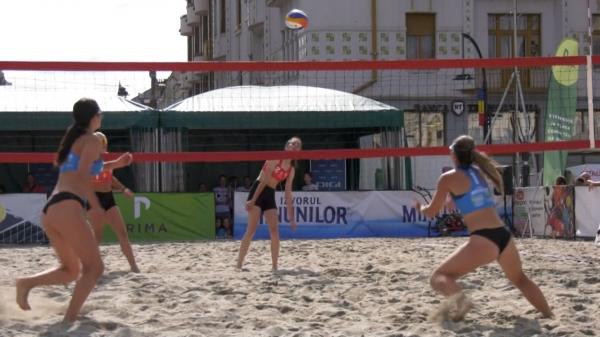 A început turneul internațional de volei - Oradea Beach. Voleibaliştii vor concura până la miezul nopţii. Cât valorează premiul cel mare