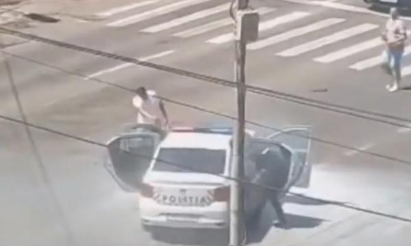 Filmul accidentului din Suceava. O şoferiţă începătoare de 19 ani a tăiat calea unei maşini de poliţie care transporta deţinuţi