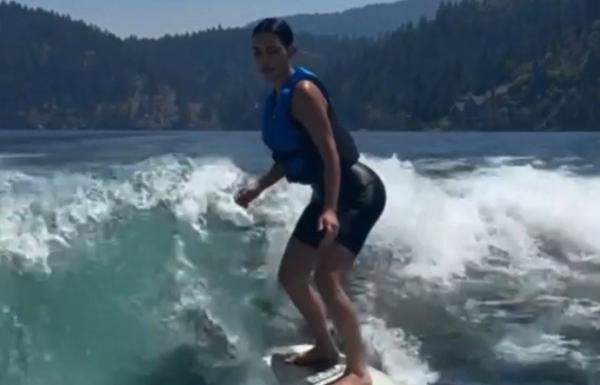 Kim Kardashian s-a apucat de surf. Vedeta a luat lecţii de la campionul mondial Austin Keen
