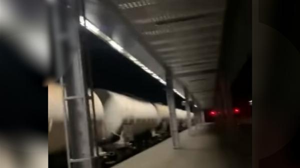 Tânăr de 19 ani, filmat de prieteni când se electrocutează pe un vagon de marfă. Scene şocante în gara Ghioroc din Arad