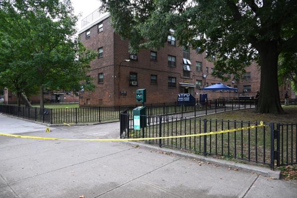 Doi poliţişti, împuşcaţi în timpul unui jaf armat din New York. Hoţul are 22 de ani şi face parte dintr-o bandă de infractori