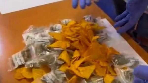 Adolescentă de 16 ani din Iaşi, băgată la înaintare de traficanţii de droguri. Tânăra, prinsă când ridica 100 de grame de canabis, ascunse în pungi de chipsuri