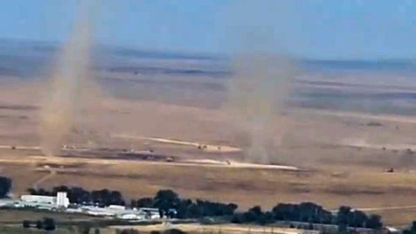 Mini-tornade formate din cauza secetei şi a vântului. ANM avertizează că urmează un nou episod de caniculă: zonele în care vor fi 39 de grade la umbră