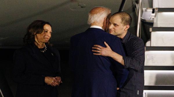 Primele imagini cu Evan Gershkovich în libertate. Joe Biden şi Kamala Harris i-au întâmpinat la aeroport pe americanii eliberaţi de ruşi