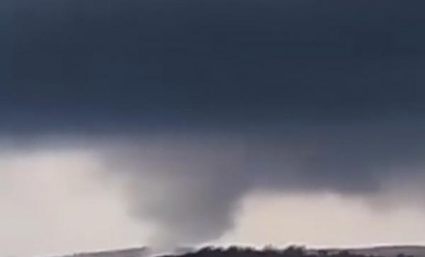 Mini-tornadă în Bistriţa. Cum se formează fenomenul rar şi spectaculos