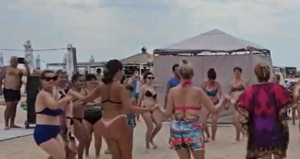 Marea lună a vacanţelor a adus un record de turişti pe litoral. La Eforie, oamenii au transformat plaja în ring de dans şi s-au prins în hore