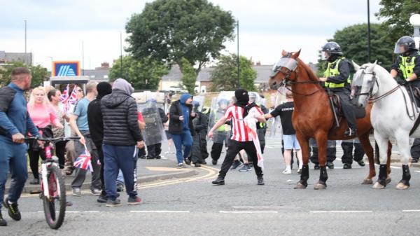 Tragedia din Southport a declanşat haos în UK. Zeci de oameni au protestat, s-au luat la bătaie cu poliţiştii şi au distrus maşini