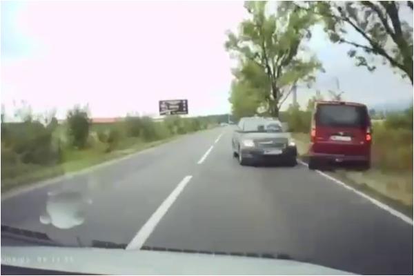 Accident mortal evitat la secundă, filmat pe o şosea din Baia Mare. Reflexele celor doi şoferi le-au salvat viaţa