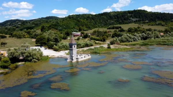 Biserică scufundată de comunişti, reconstruită pe un lac din Mureş. Lăcaşul, simbol al sufletelor înghiţite de ape în 1989