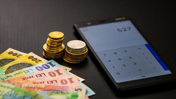 CALCUL. Cu cât scad ratele la un credit de 300.000 de lei, luat pe 30 de ani, după reducerea dobânzii-cheie