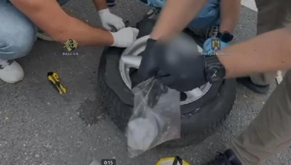 "Arsenal" de droguri cu destinația Untold. Trei indivizi au ascuns 1.700 de pastile de ecstasy şi 14 kg de 2MMC în roțile de rezervă ale unei mașini