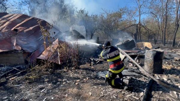 "Uite, dintr-o mică greşeală!" O femeie şi-a lăsat vecinii pe drumuri, după ce a dat foc unor buruieni. Trei case, şase anexe şi 20 de hectare de vegetaţie au ars
