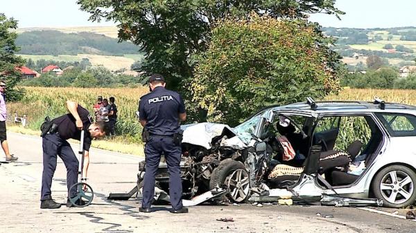 Accident de groază pe un drum naţional din Mureş. Trei persoane, în stare gravă la spital, după o depăşire periculoasă