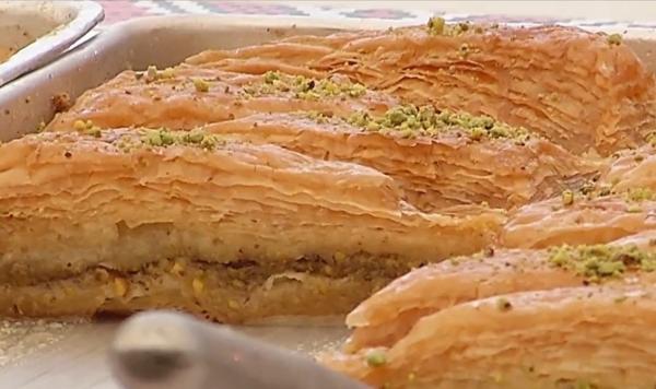 Festival turcesc pe Şoseaua Kiseleff. Vizitatorii au fost atraşi de standurile cu kebap, baclavale şi cafea fiartă pe nisip